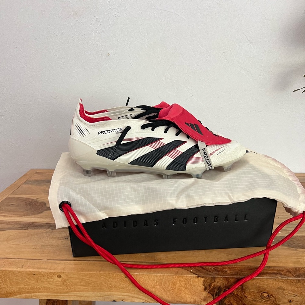 Adidas Predator Cleats - White
Worn 3x - practically new
Comes with box & bag